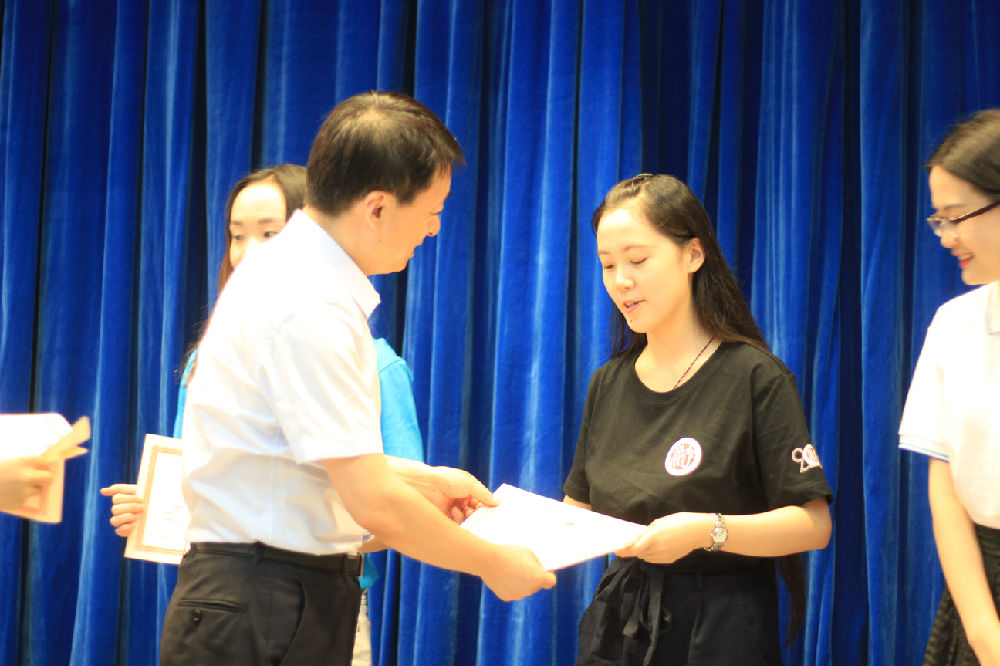 郑州大学365英国上市公司楚亦斐同学代表365英国上市公司全体营员领取英国上市365平台首届夏令营结业证书